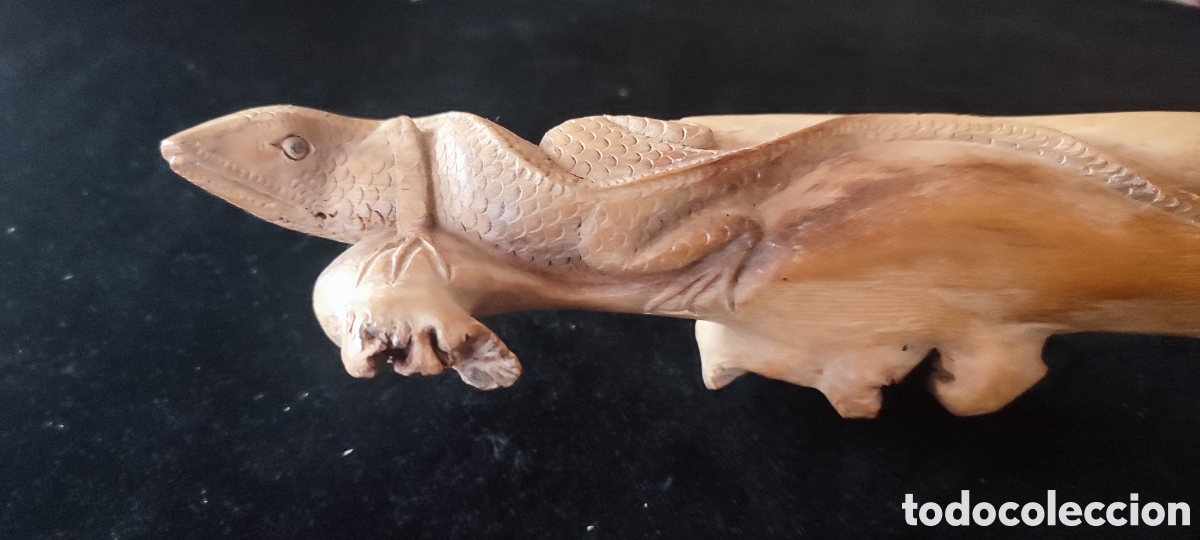 Arte: Antigua talla en madera siglo XIX de lagarto sobre un tronco