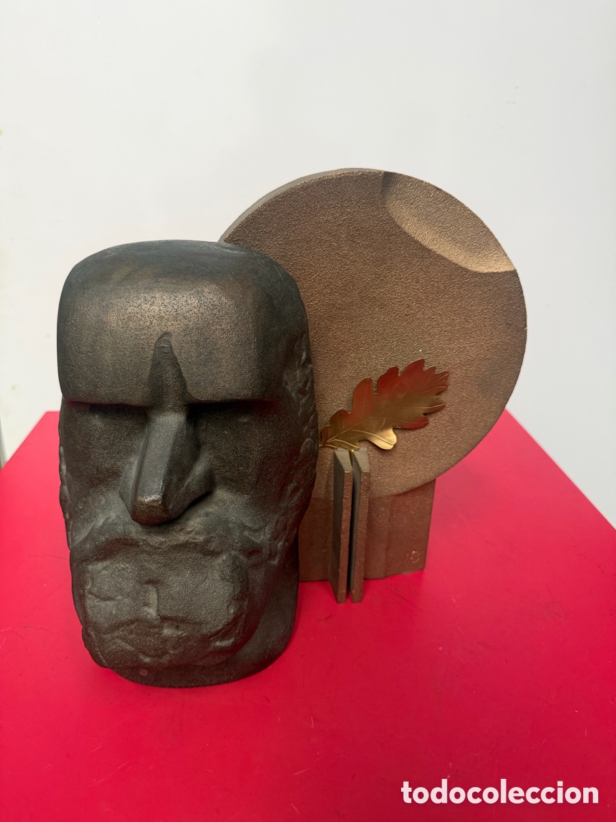 Arte: Busto de Sabi Jorge Oteiza y N&eacute;stor Basterretxea