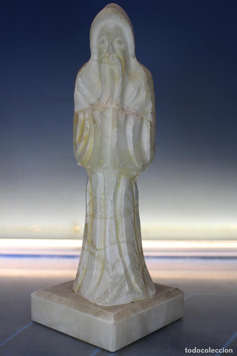 Arte: Monje oriental, escultura alabastro.