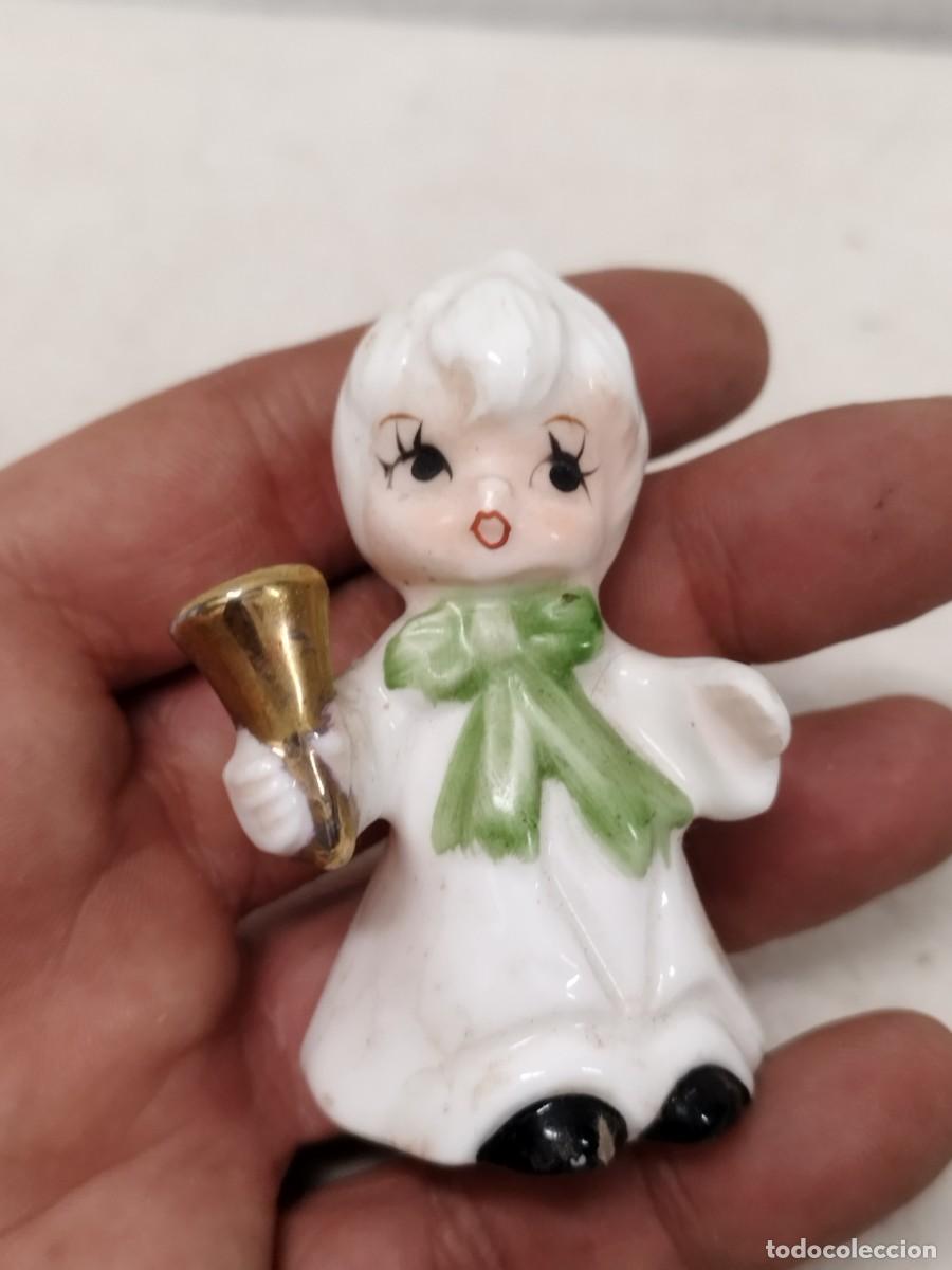 Arte: Figura, escultura de una ni&ntilde;a con una campana dorada. De porcelana de valencia.