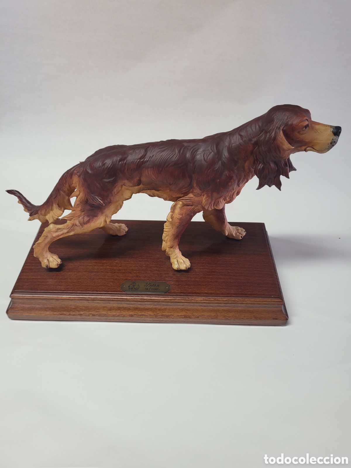 Arte: Perro Setter en resina fabricado por Nueva Buen Retiro pieza 91 de 2000 ud sobre base de madera.