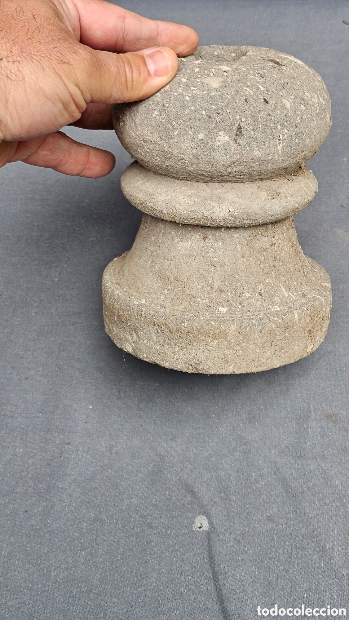 Arte: Base de piedra tallada para sostener veleta