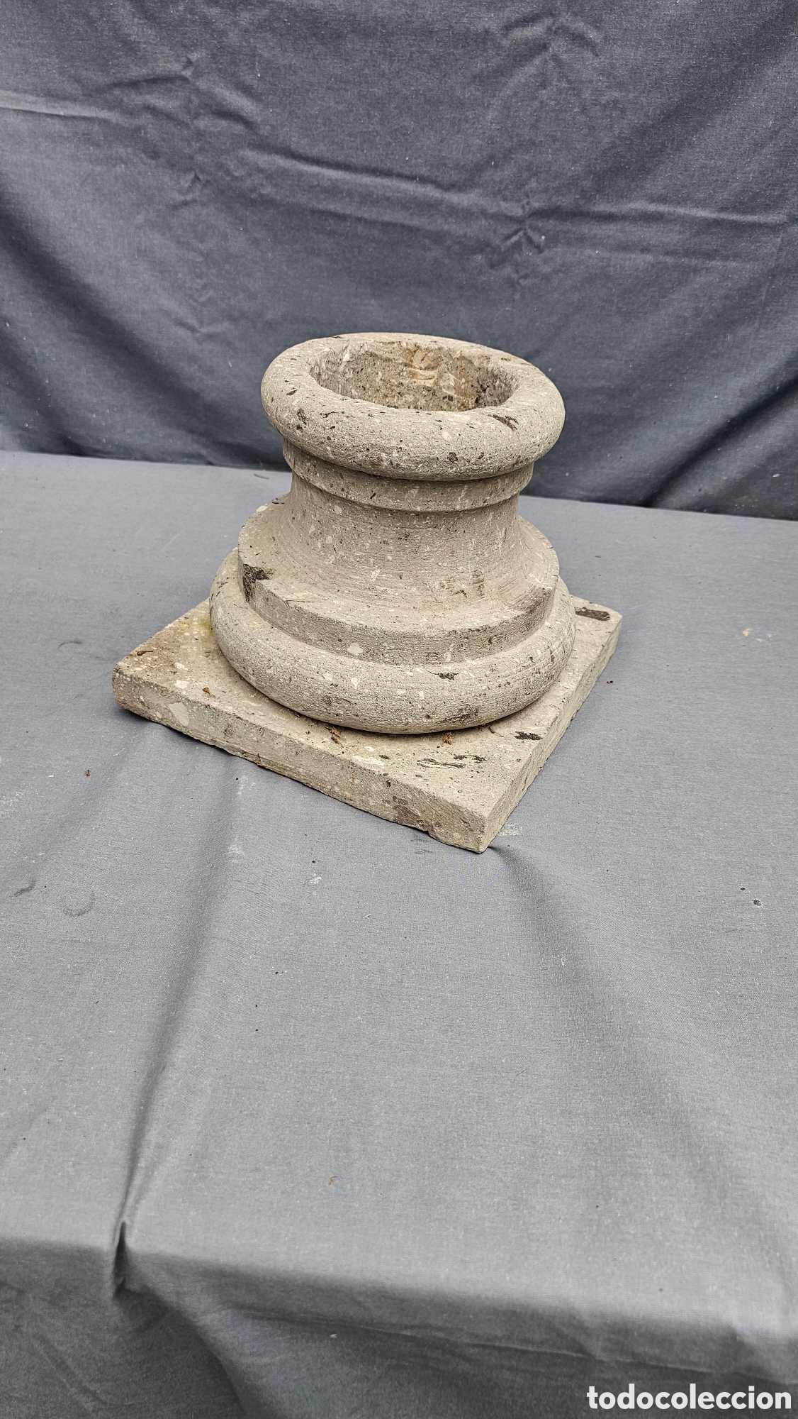 Arte: Base de piedra tallada