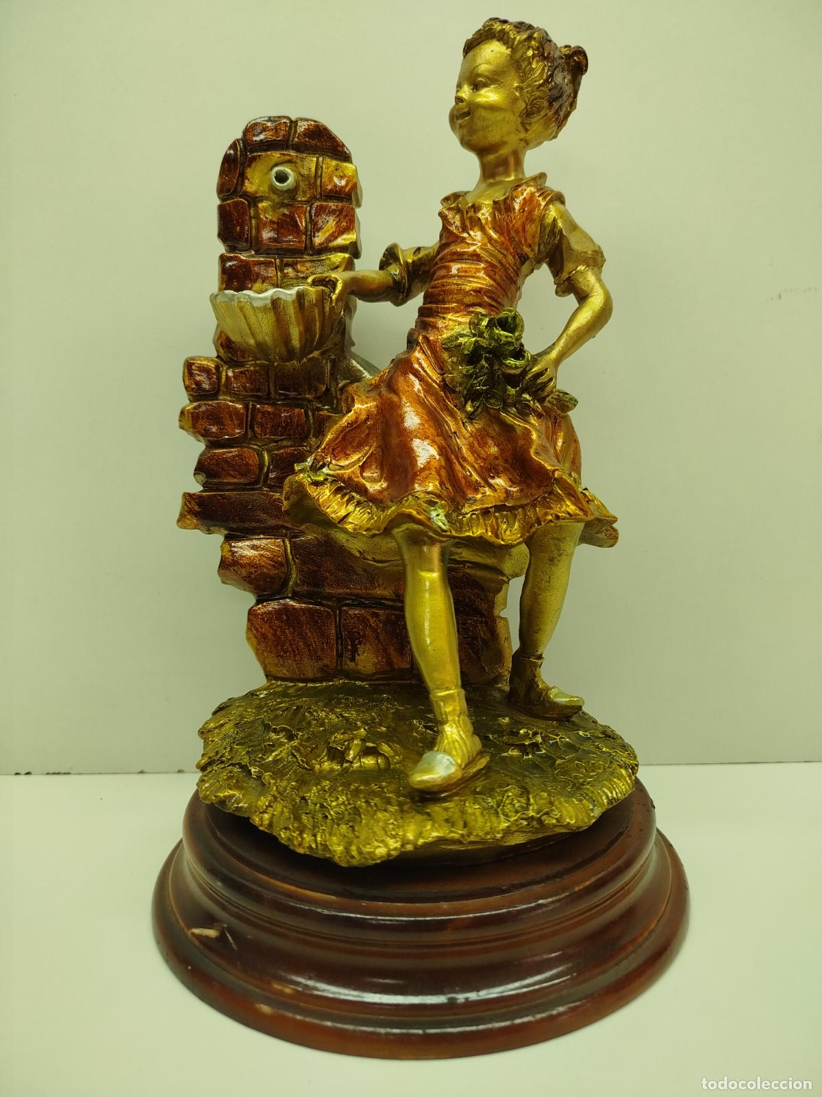 Arte: ANTIGUA FIGURA VINTAGE DE RESINA - NI&Ntilde;A EN LA FUENTE -25CM. PEANA DE MADERA - C. SALC&Iacute;