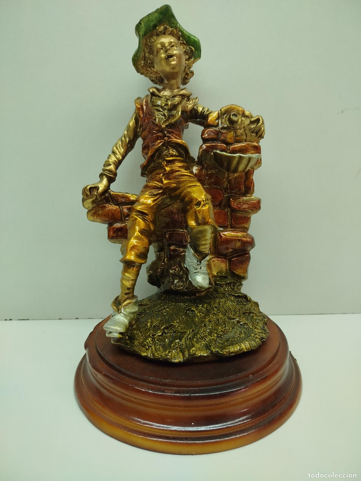 Arte: ANTIGUA FIGURA VINTAGE DE RESINA - NI&Ntilde;O EN LA FUENTE -25CM. PEANA DE MADERA - C. SALC&Iacute;