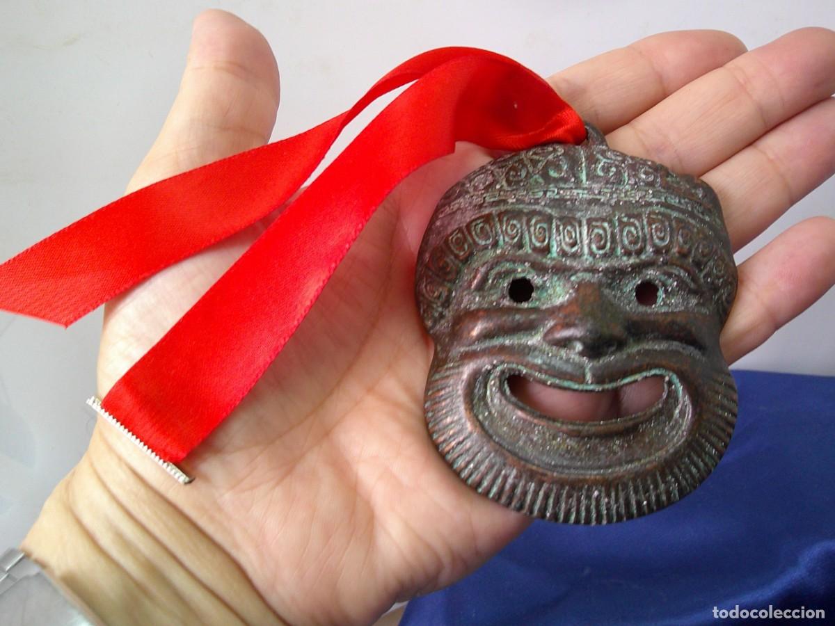 Arte: MASCARA de CEREMONIAS, (Tailandia) Diablo Sonriente. BRONCE PATINADO. Con Lazo Seda.(roja) !C-6.
