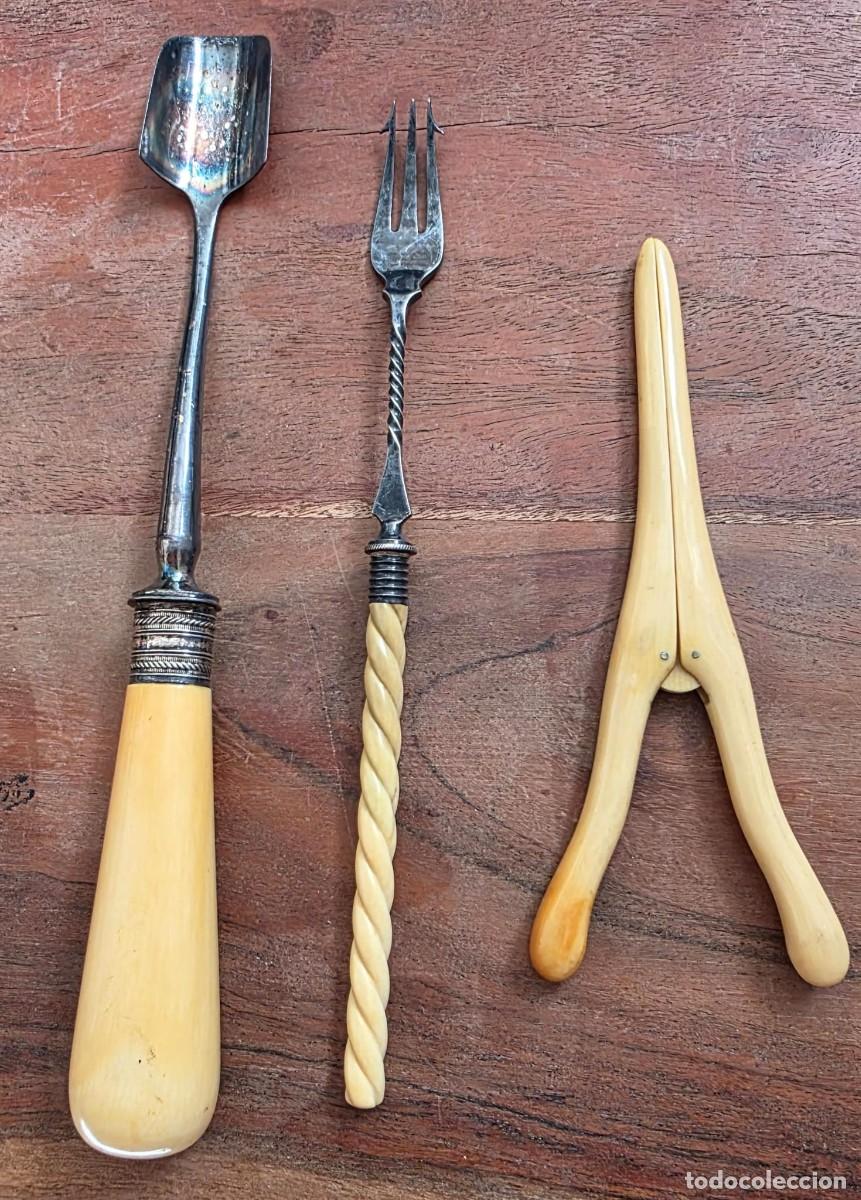 Arte: Juego Antiguo para Az&uacute;car y Dulces con Pinzas, Tenedor y Pala en Hueso Tallado &ndash; 24 cm, 21,5 cm,15cm