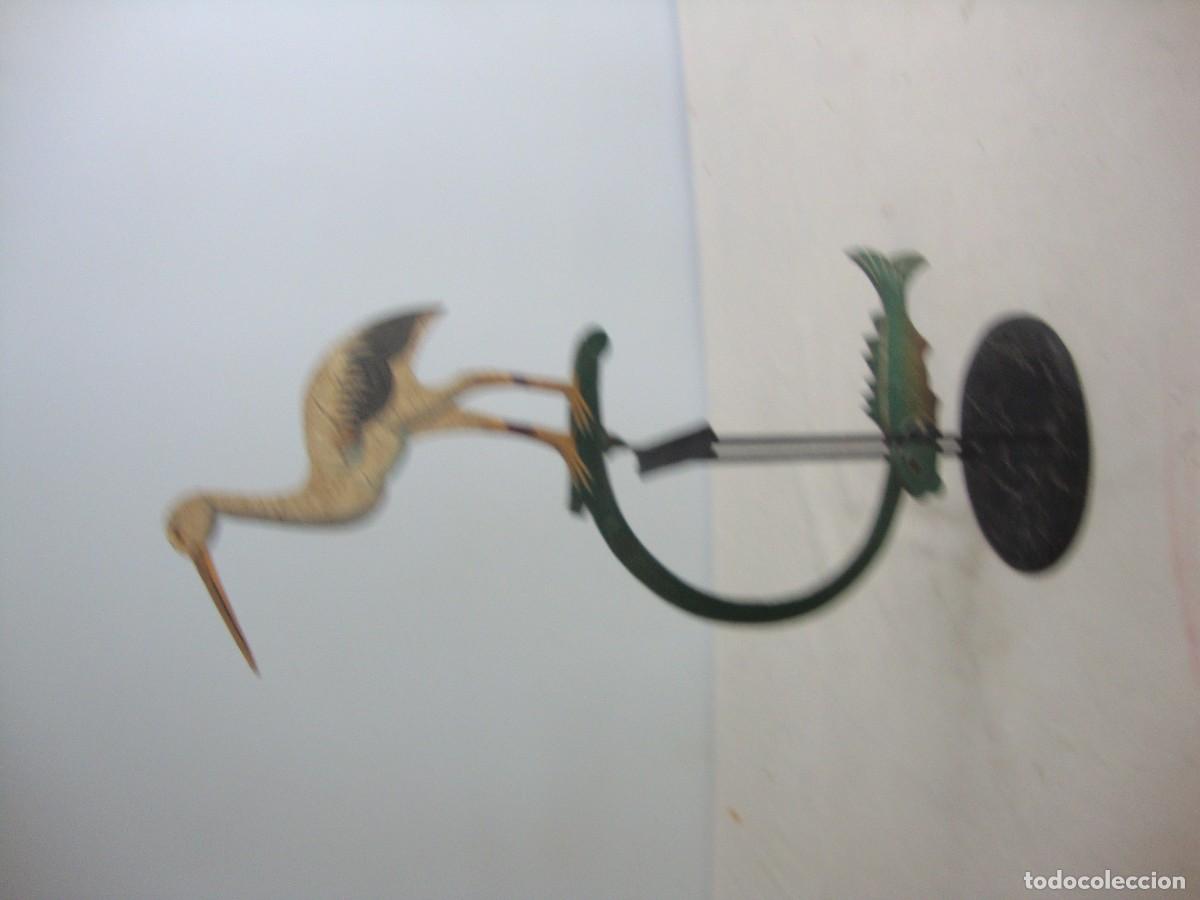 Arte: Tentetieso en forma de cig&uuml;e&ntilde;a con pez