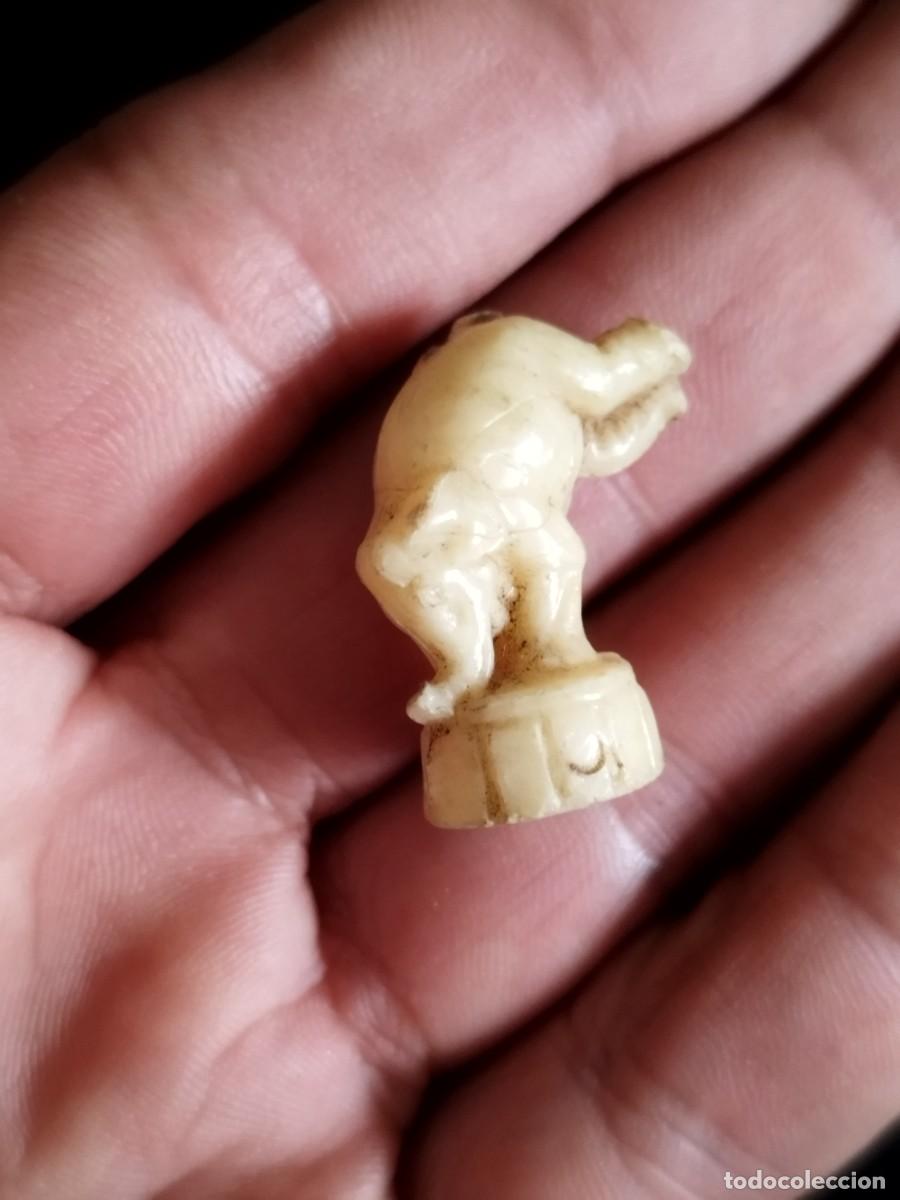 Arte: Peque&ntilde;a figura de un elefante en miniatura.