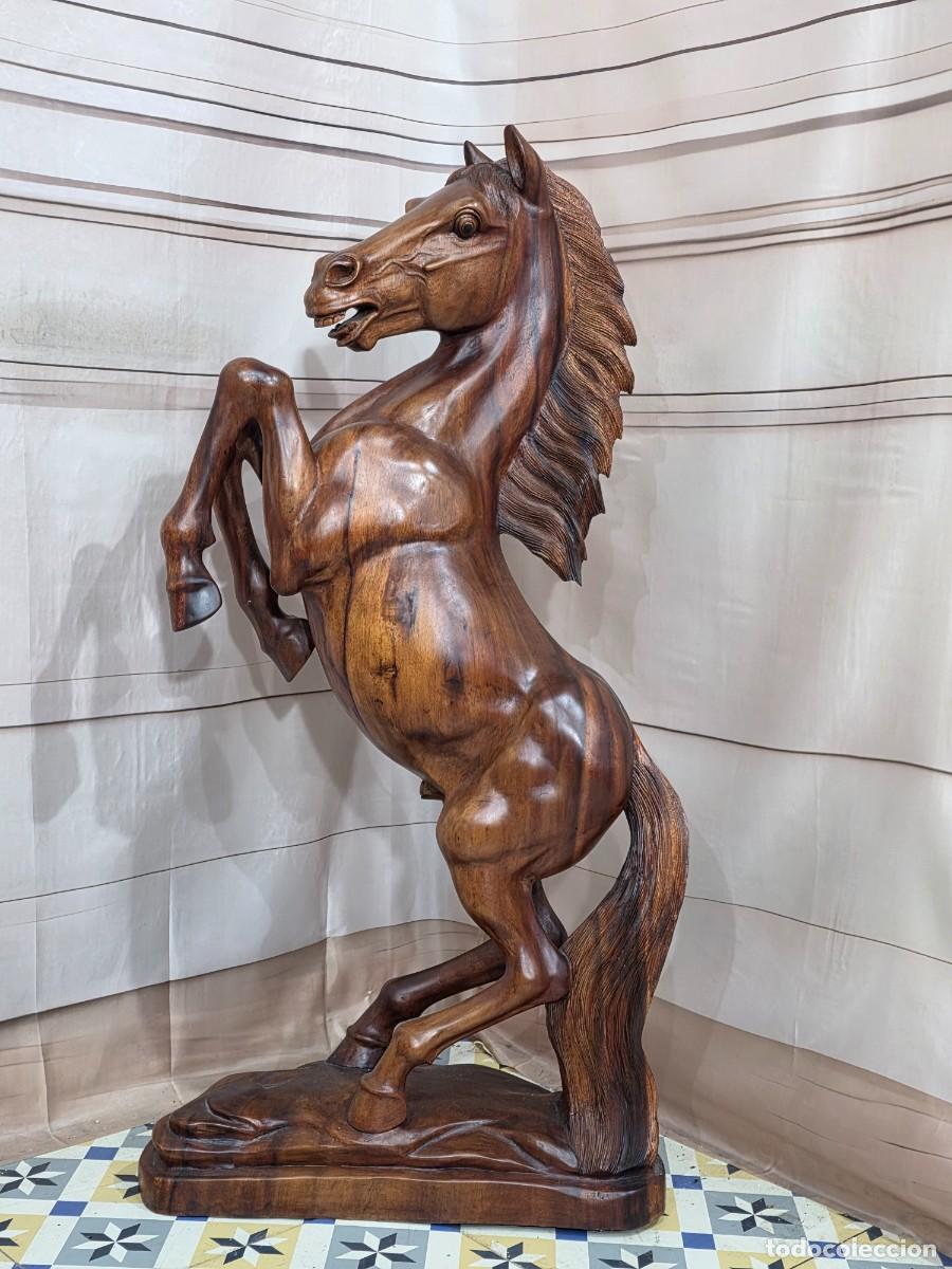 Arte: Escultura de madera, representa un caballo encabritado y est&aacute; tallada a mano.