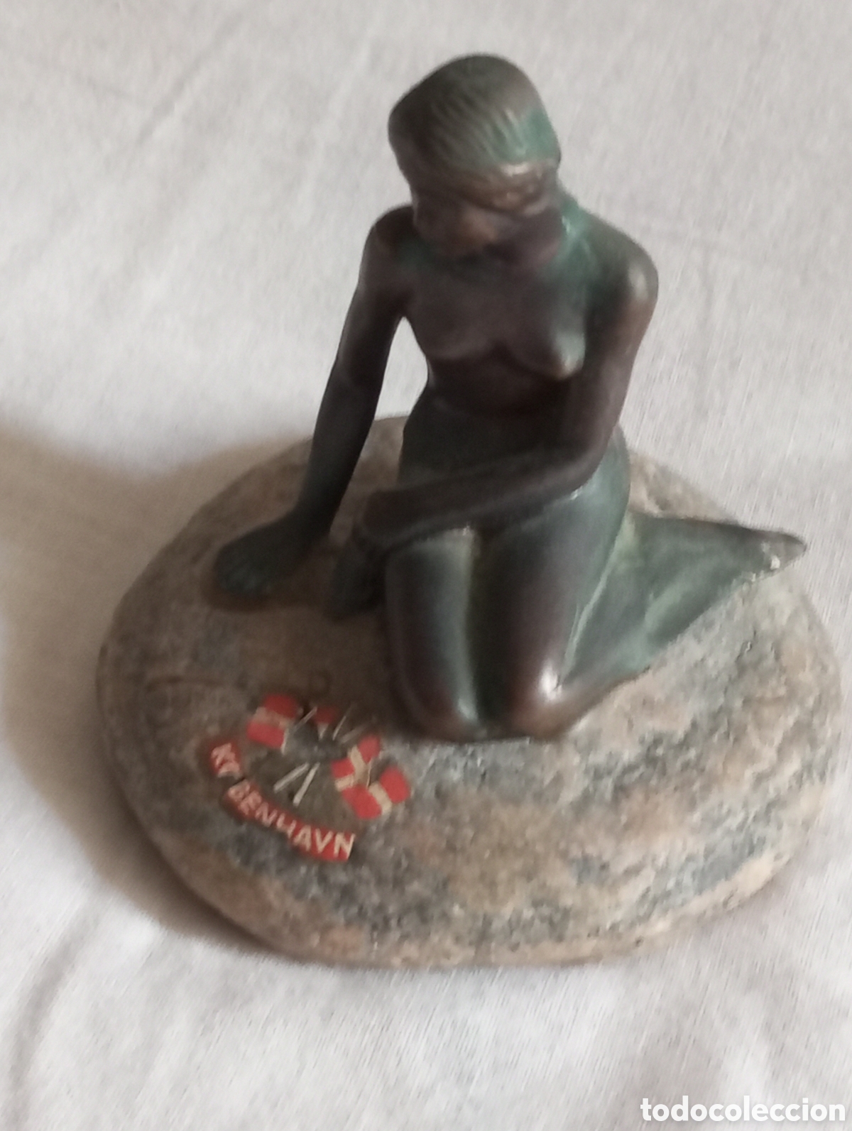 Arte: Escultura En bronce y piedra de la sirenita de Copenhague mide 8 cms de altura