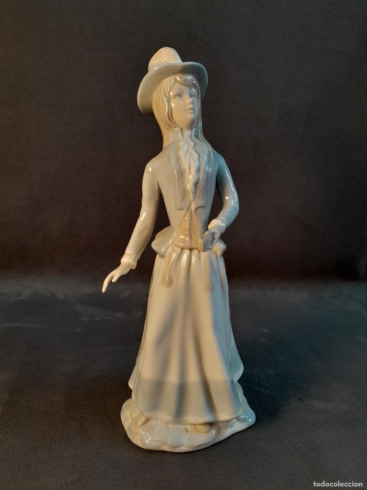 Arte: FIGURA DE PORCELANA VIDRIADA &ldquo;DAMA CON INDUMENTARIA DE &Eacute;POCA Y SOMBRERO&rdquo;.LLADR&Oacute;.MEDIADOS S.XX