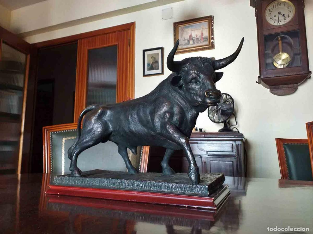 Arte: Escultura Figura Toro marfilina bronce firmado. Toro torero.