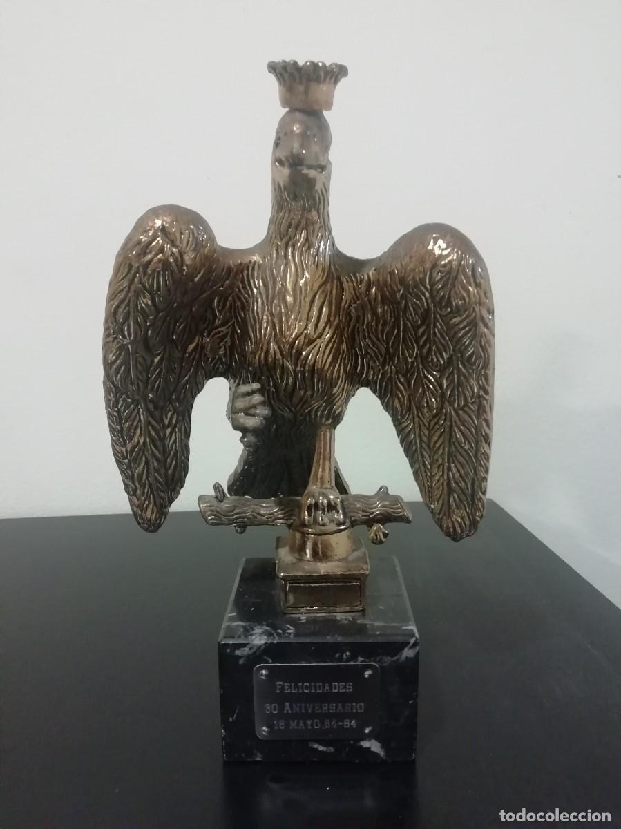 Arte: GRANDIOSA FIGURA DE AGUILA EN BRONCE CON PEANA DE MARMOL- ENSE&Ntilde;A DEL ORIOL - CON PLACA EN PIE