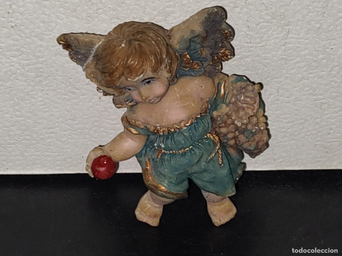 Arte: A4- Pieza De Resina: Peque&ntilde;o &Aacute;ngel Con Manzana Y Racimo De Uvas - 80'S