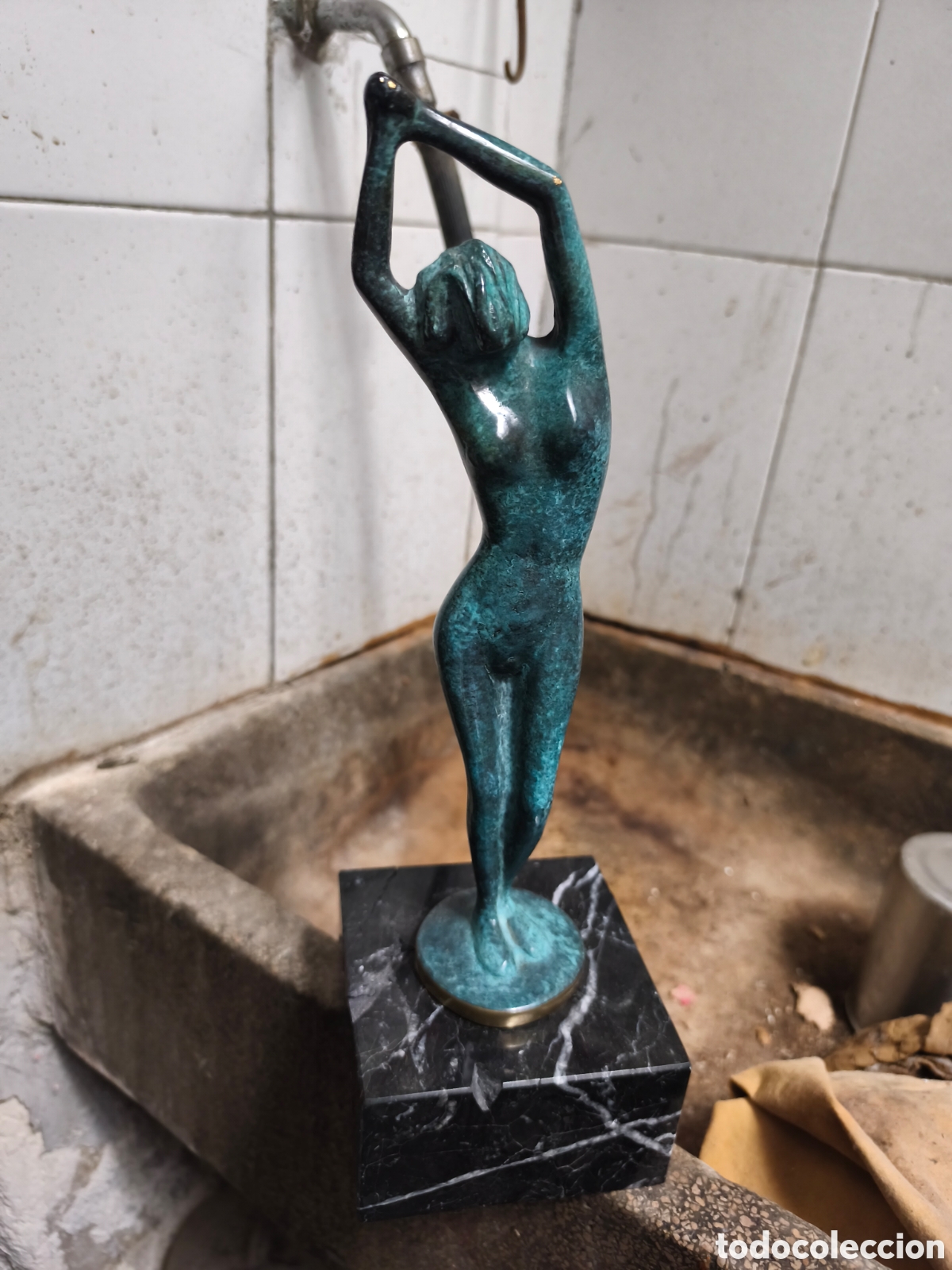 Arte: CUEVAS: ESCULTURA BRONCE SOBRE PEANA DE MARMOL CRAQUELADA