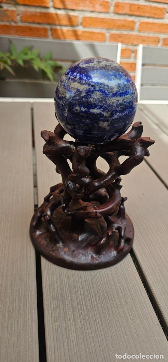 Arte: Muy especial bola lapislazuli sobre base madera compleja