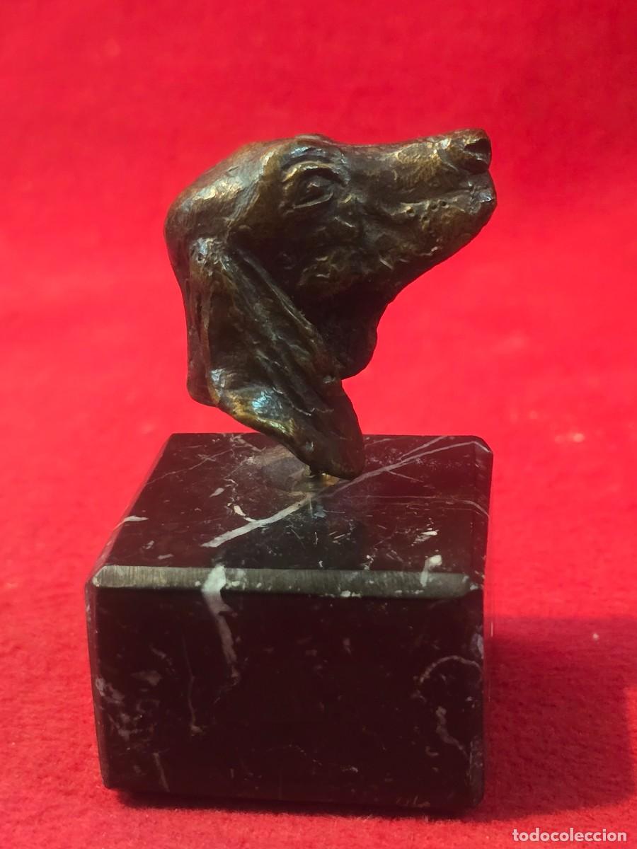 Arte: PEQUE&Ntilde;A ESCULTURA DE BRONCE SOBRE MARMOL CABRZA DE PERRO