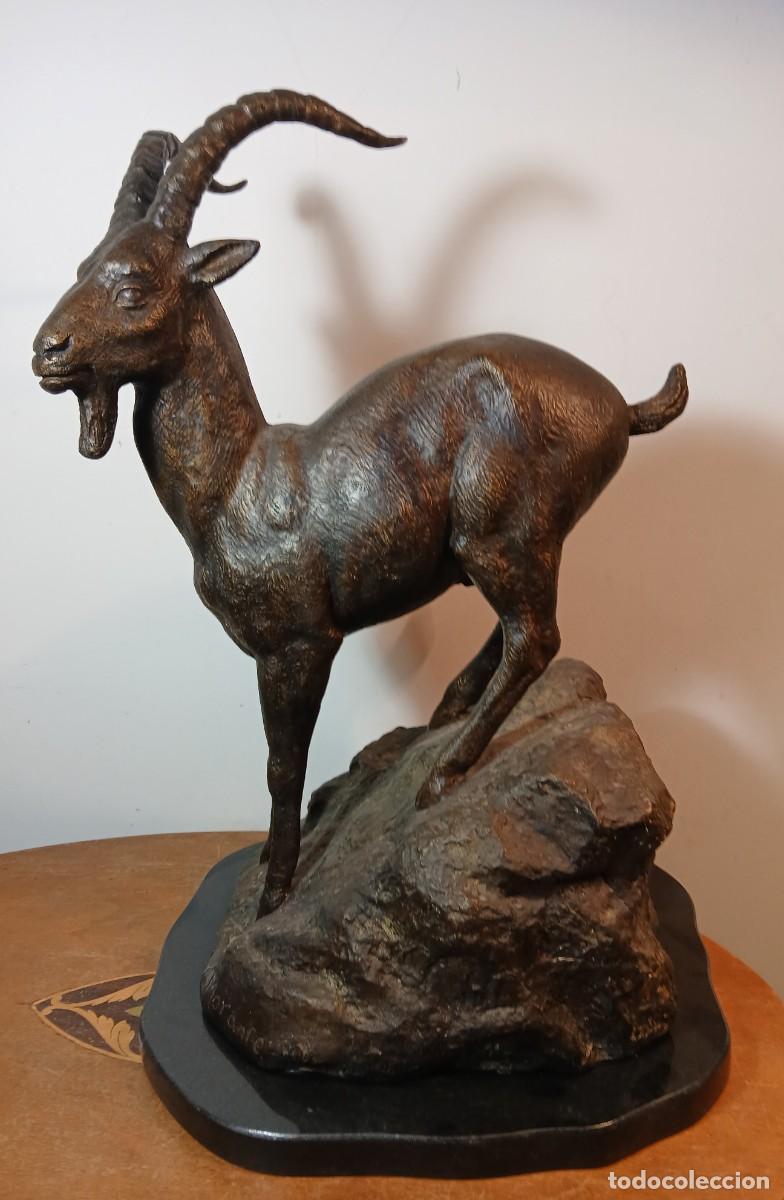 Arte: Figura de animal en bronce Macho Montes sobre un roca. Morante