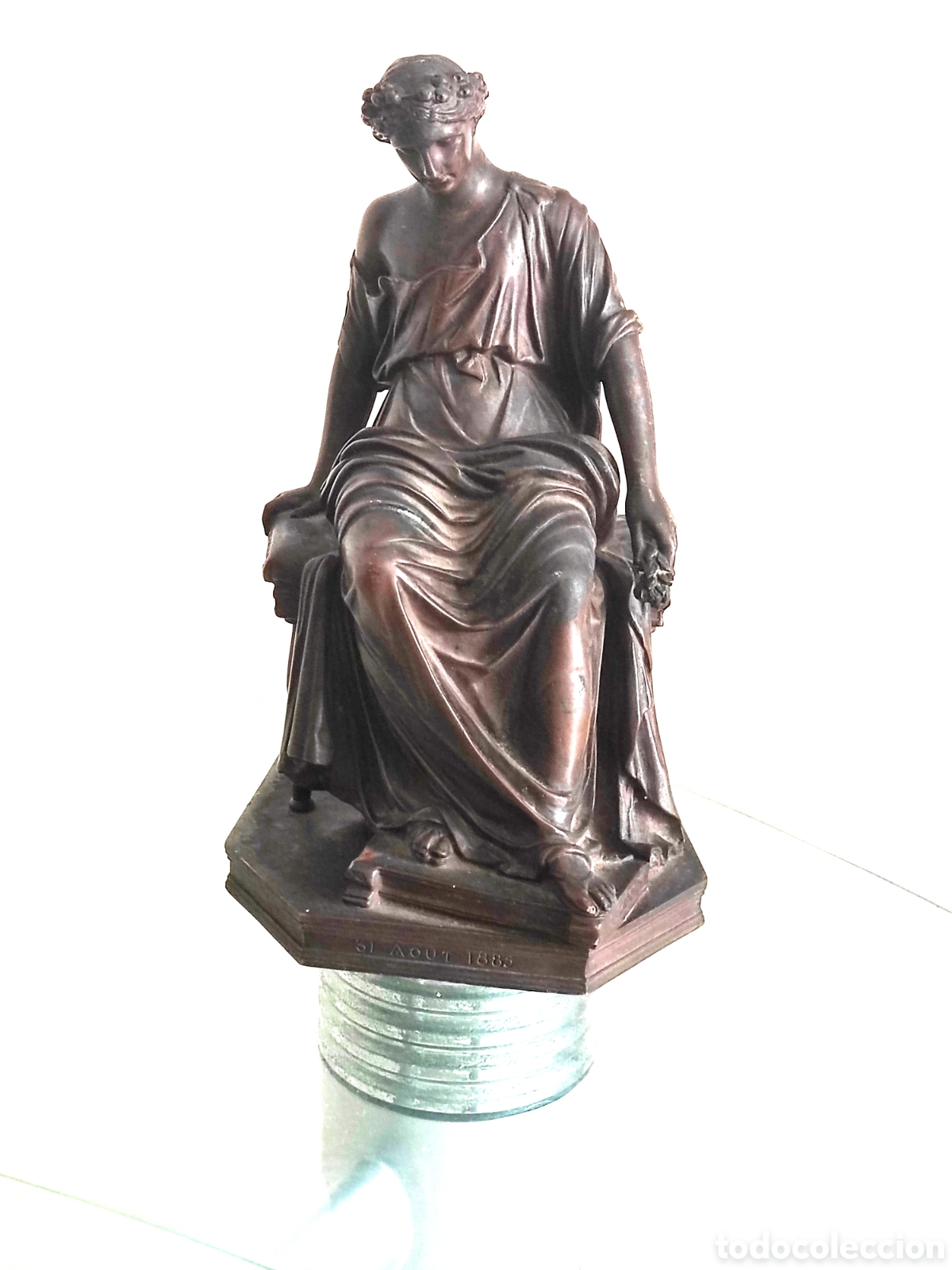 Arte: Escultura de bronce que representa a una mujer sentada, marca de la fundici&oacute;n Barbedienne, siglo XIX