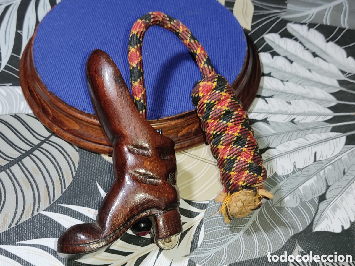 Arte: Antiguo Chisquero artesanal con forma de bota tallada en madera