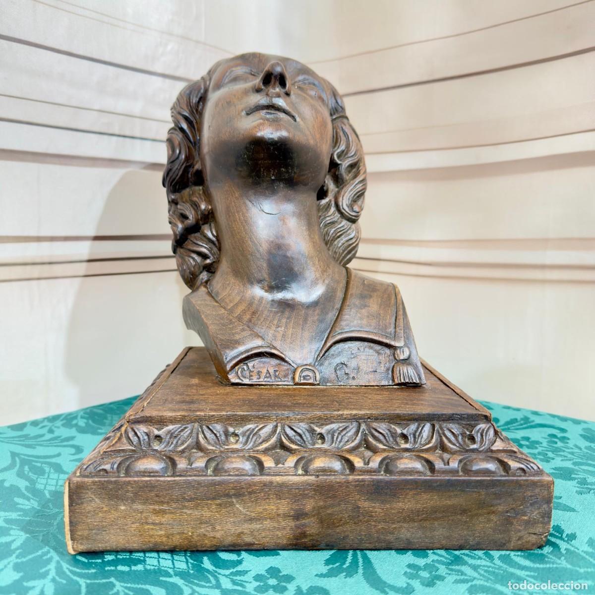 Arte: Escultura, busto antiguo tallado en madera y firmado