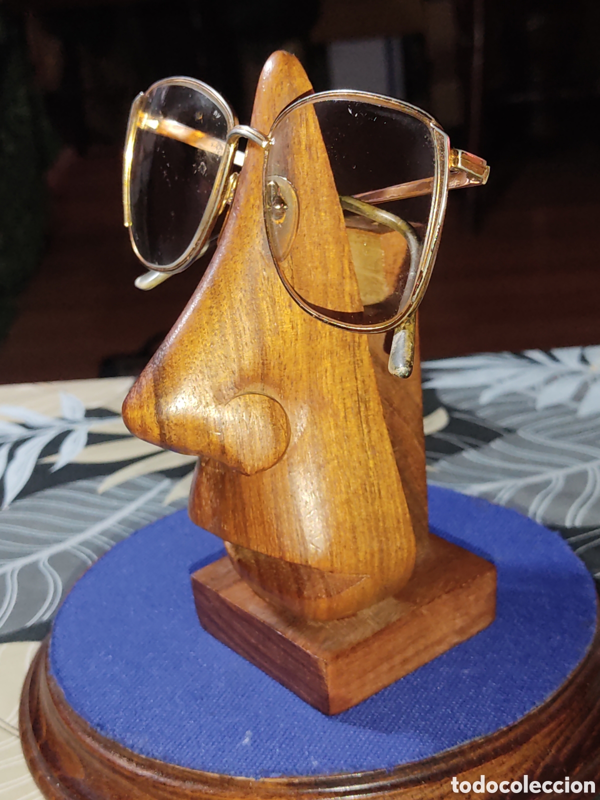 Arte: Soporte de gafas,Nariz tallada en madera palo de rosa.