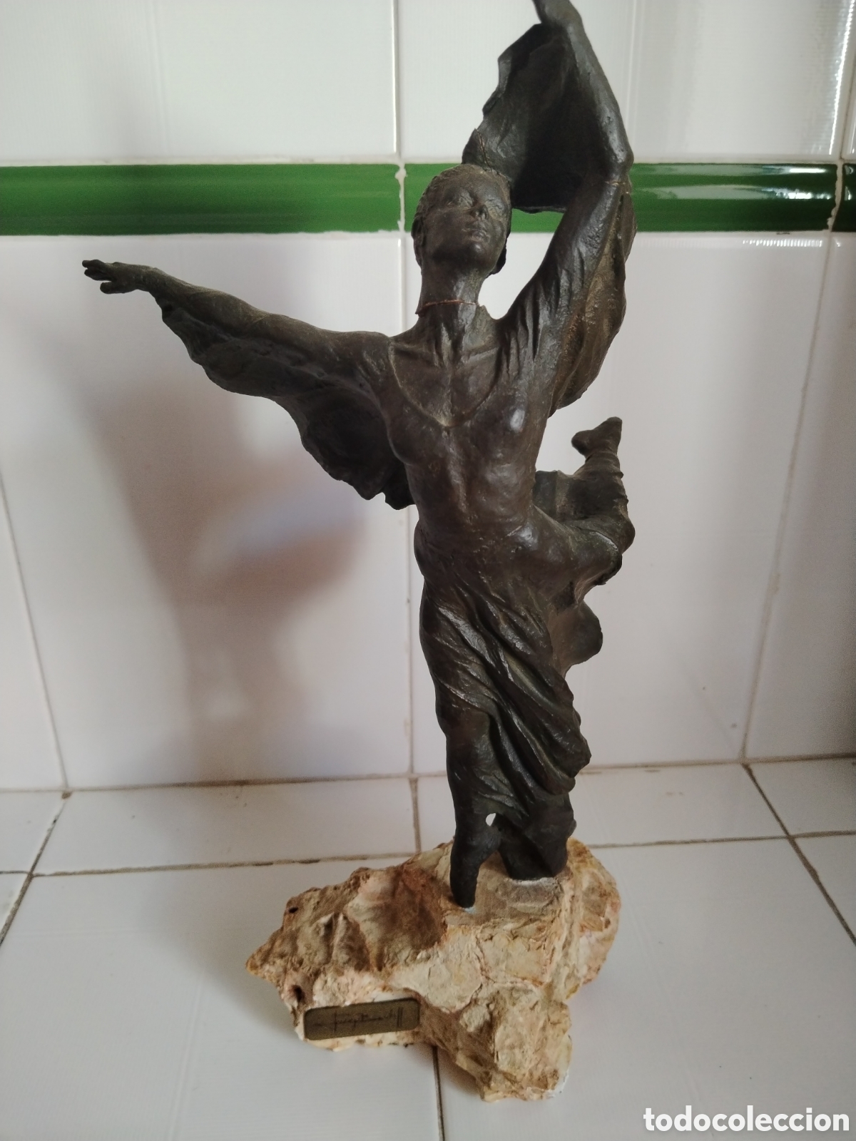 Arte: Josep Bofill. Escultura resina con p&aacute;tina de bronce.