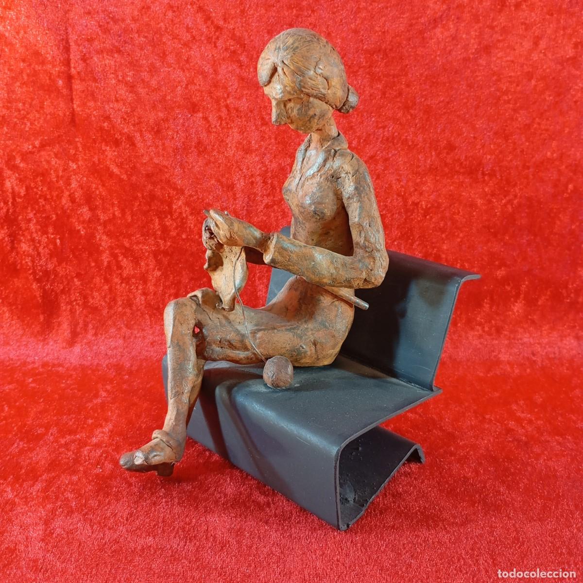 Arte: ESCULTURA EN HIERRO - MUJER COSIENDO - OBRA DE ARTE DE MUSEO - 20 X 11 X 15 CM