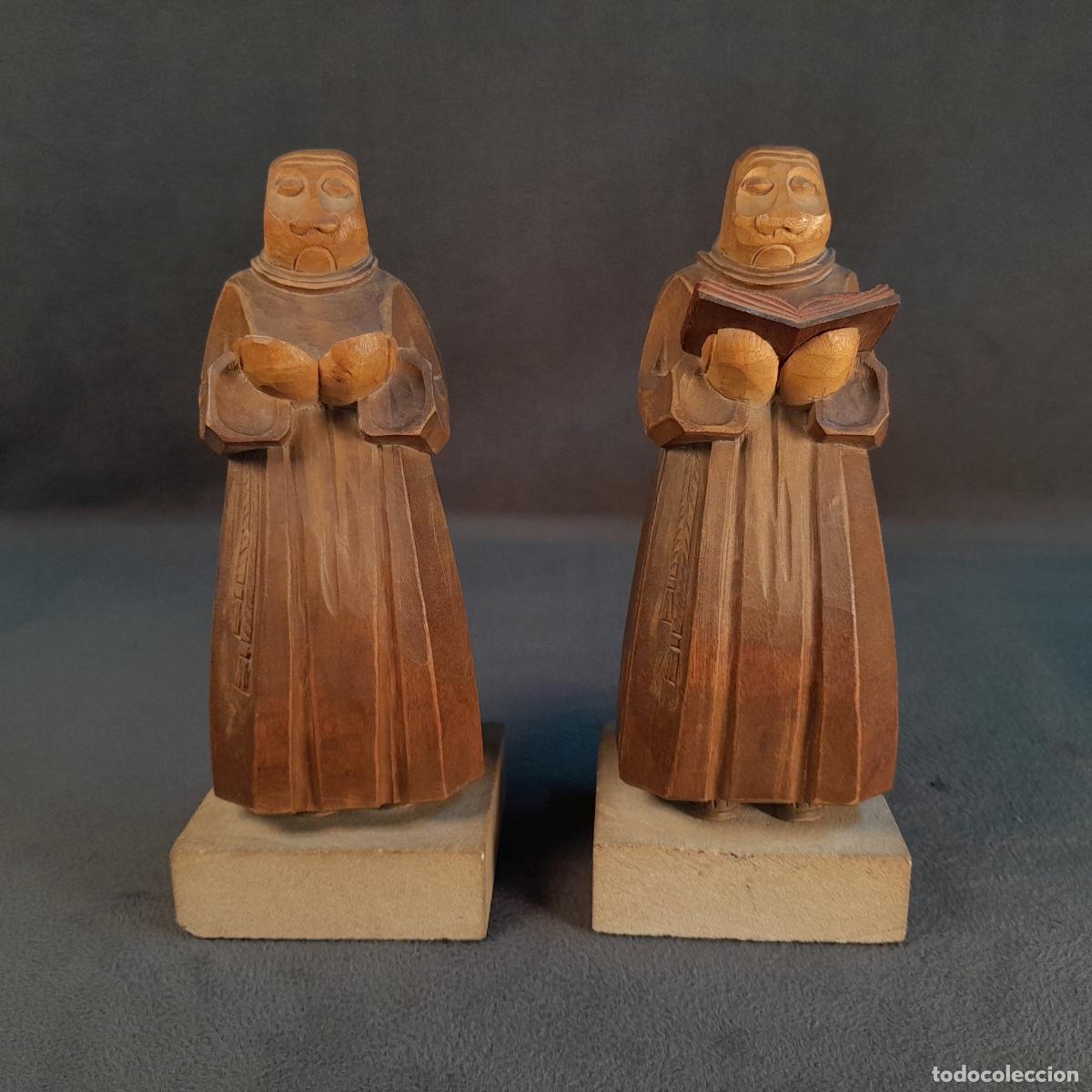 Arte: FIGURAS DE TALLAS EN MADERA DE MONJES SOBRE PIEDRA. ARTESAN&Iacute;A IBA&Ntilde;EZ. SEGUNDA MITAD DEL S.XX