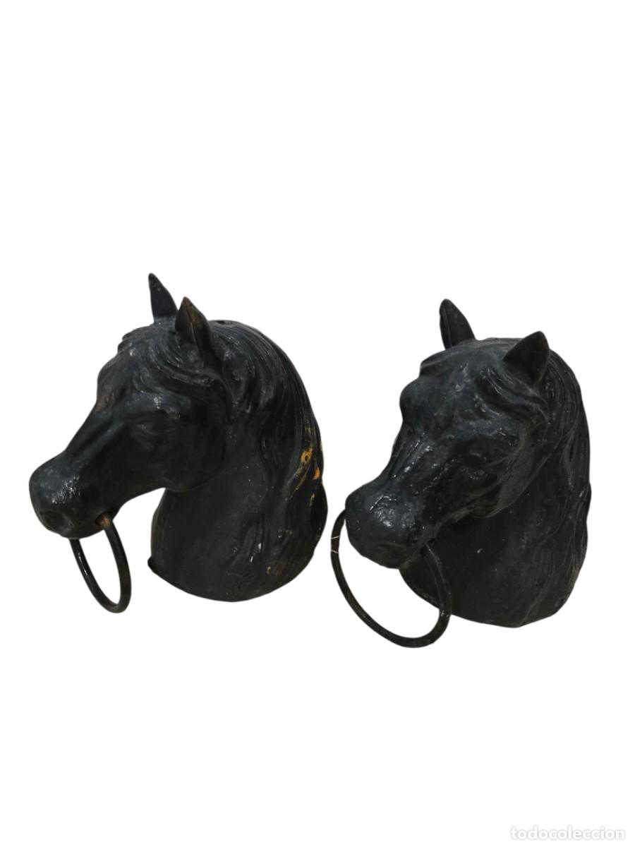 Arte: Par de cabezas de caballo de hierro fundido