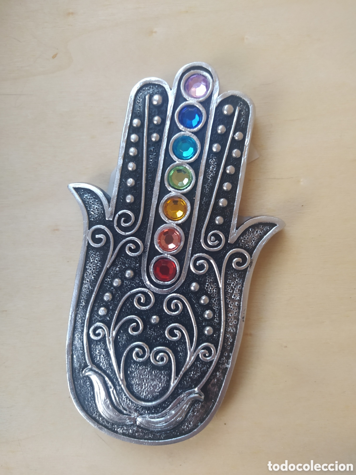 Arte: Mano de F&aacute;tima de Resina con 7 Chakras | Protecci&oacute;n, Equilibrio y Energ&iacute;a Positiva