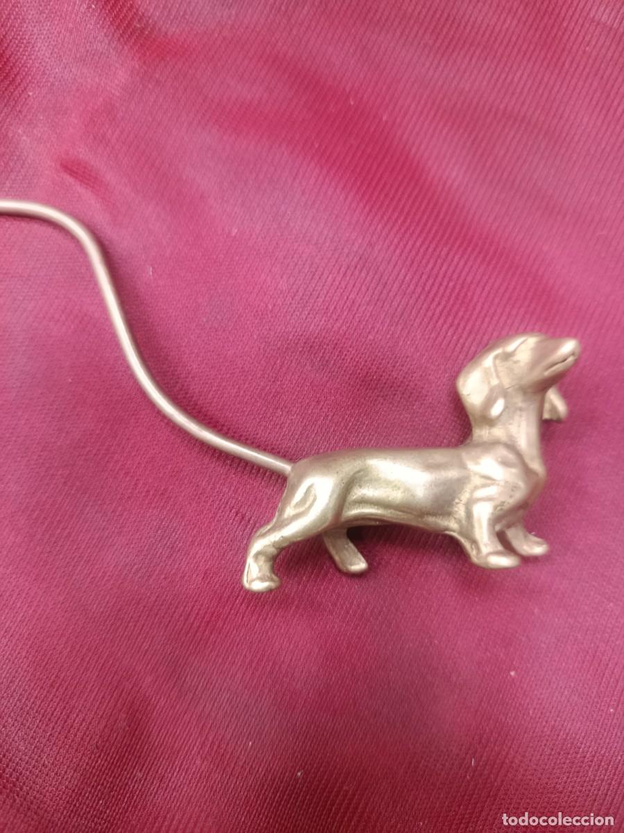 Arte: Anillero de bronce con forma de perro salchicha