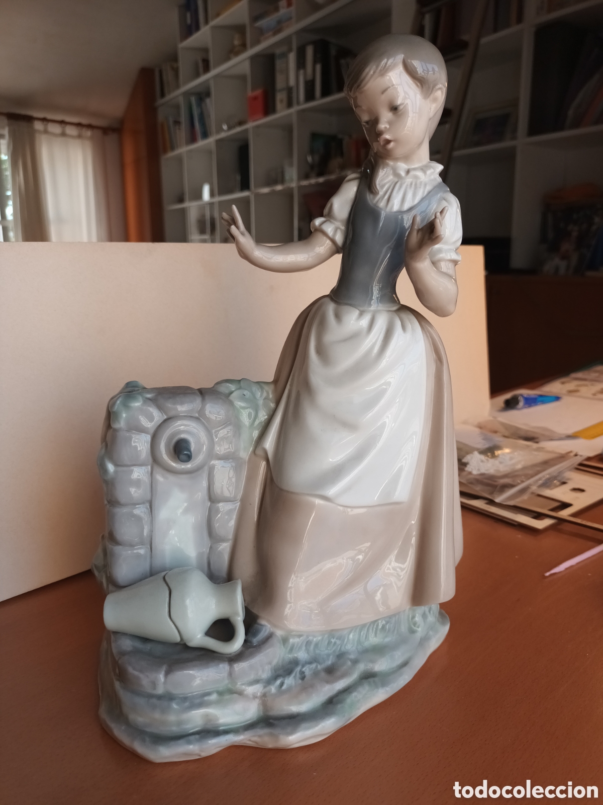 Arte: Figura vintage de Lladr&oacute; Nao ni&ntilde;a en la fuente