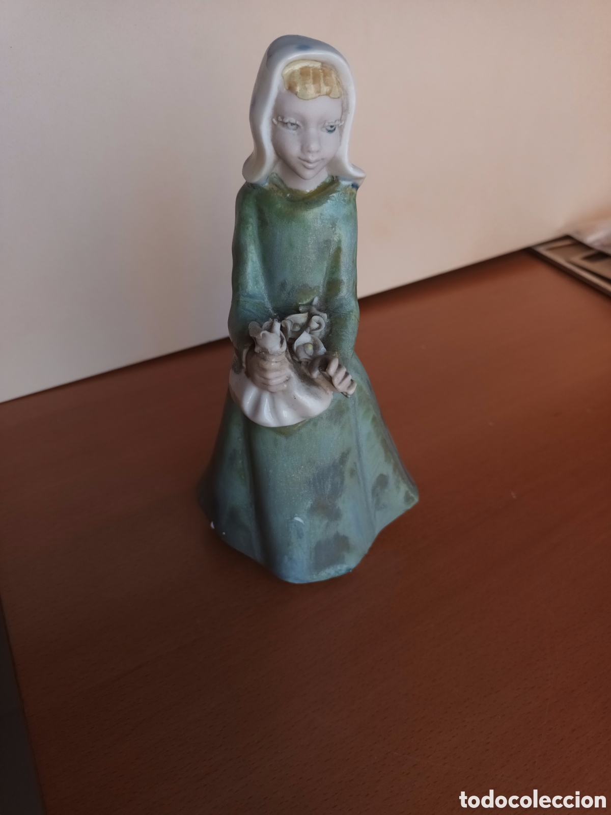 Arte: Figura Ram&oacute;n Ingl&eacute;s Ni&ntilde;a con Flores