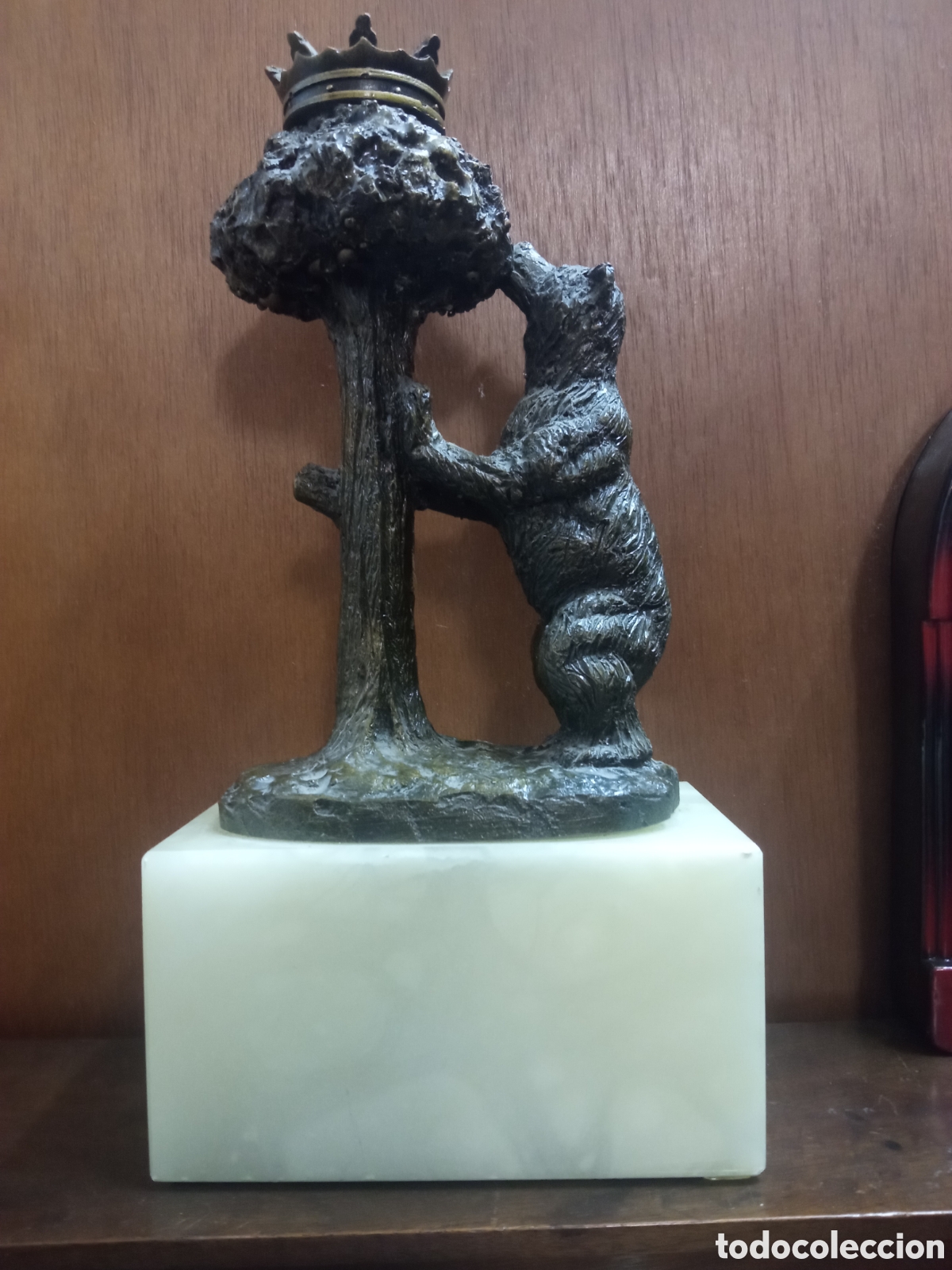 Arte: Bonita figura de oso y el madro&ntilde;o, de 25 cm de altura, con la peana, 18 cm la figura, de resina