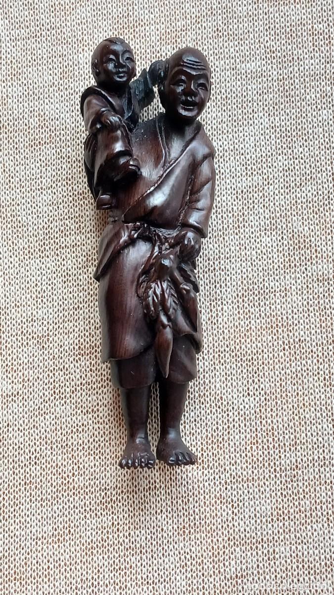 Arte: netsuke japones hombre con ni&ntilde;o en madera de &eacute;bano