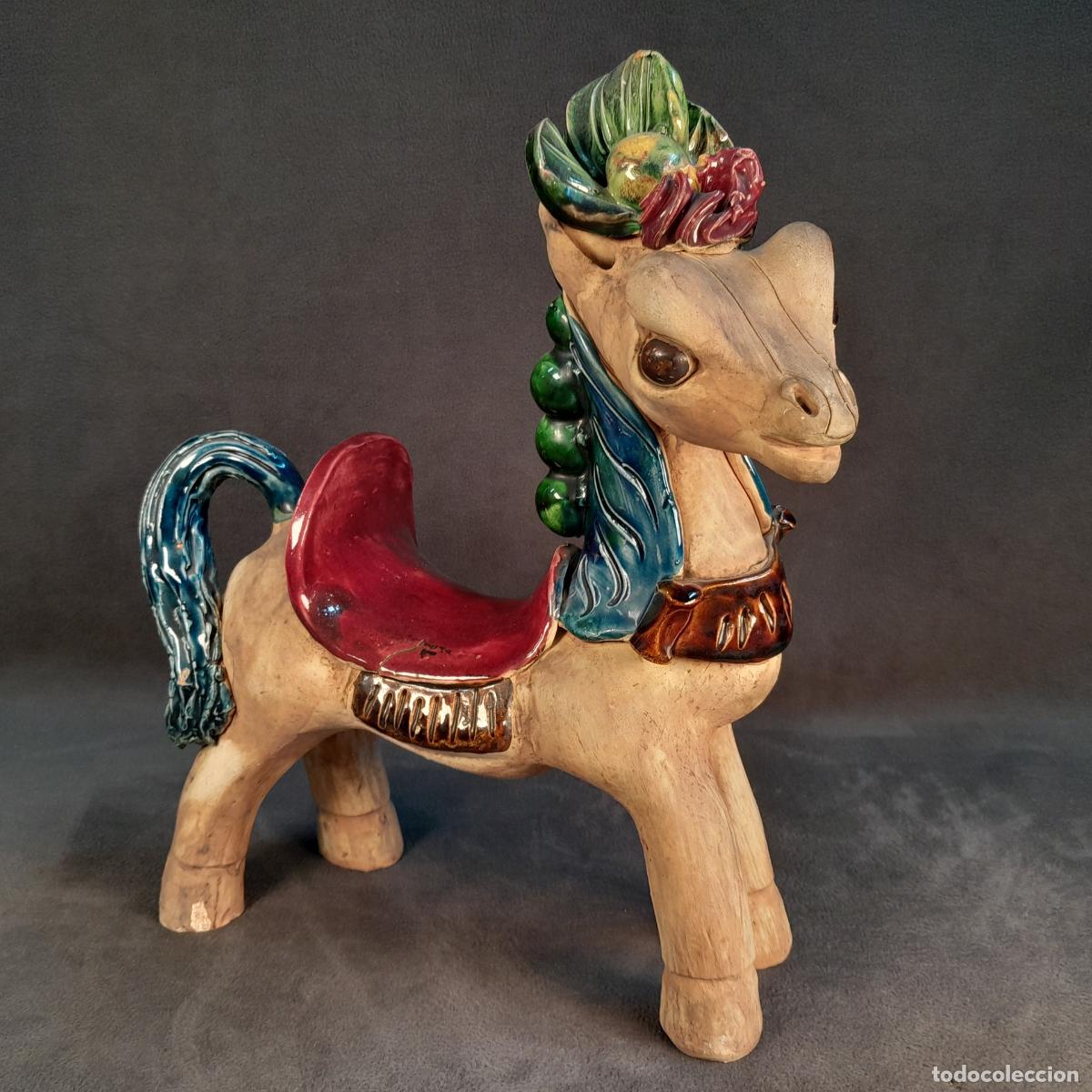 Arte: FIGURA DE CABALLO DE TERRACOTA CON CER&Aacute;MICA ESMALTADA. VIOLETA PICOLLO.SEGUNDA MITAD.S.XX