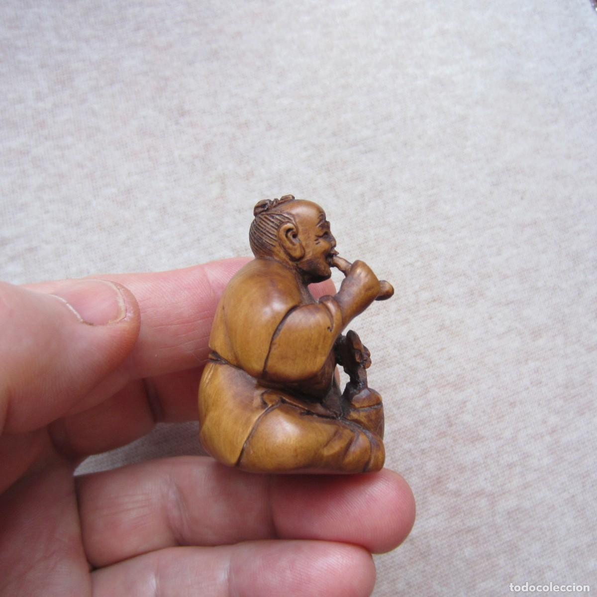 Arte: netsuke japones hombre con pipa en madera firmado