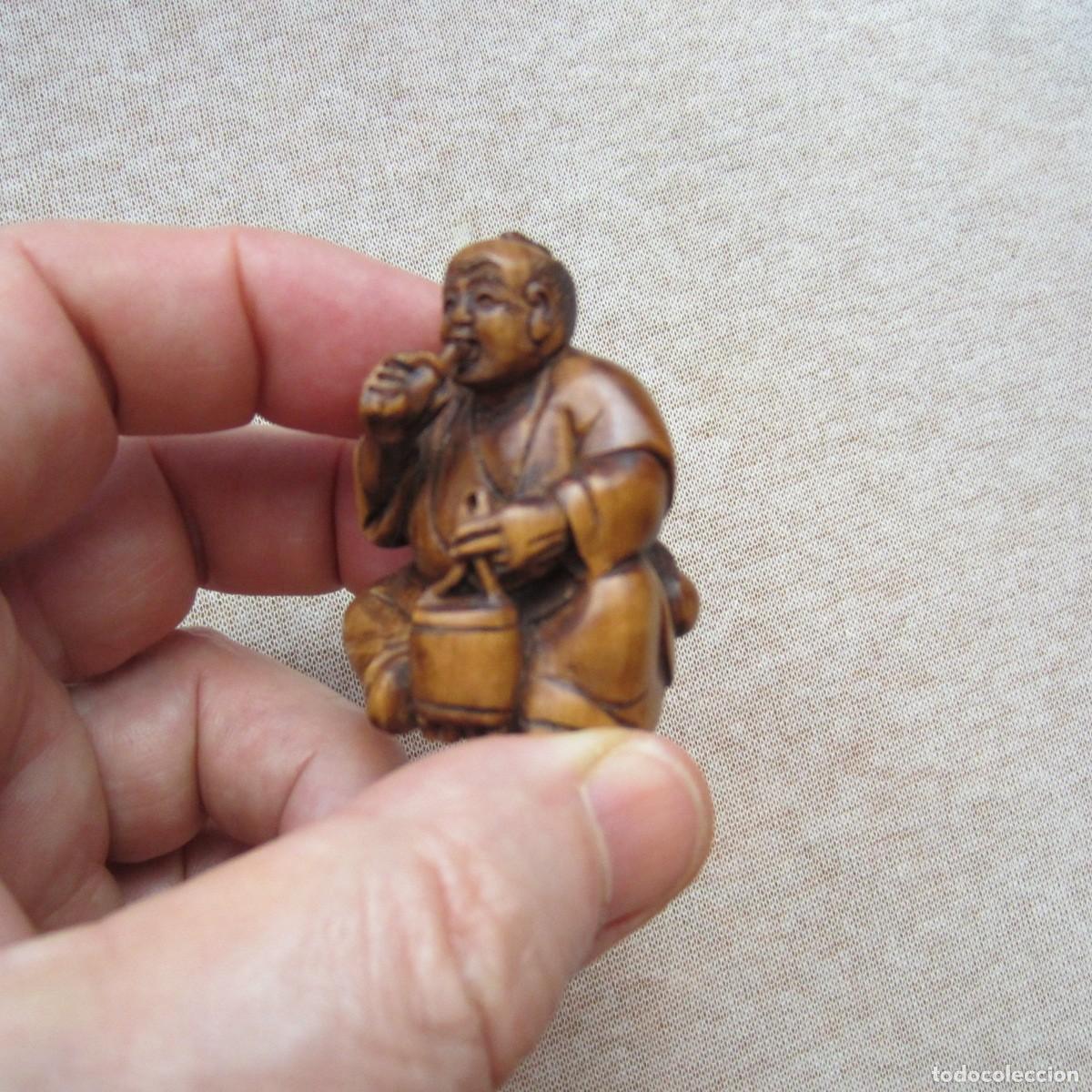 Arte: netsuke japones hombre con pipa en madera firmado