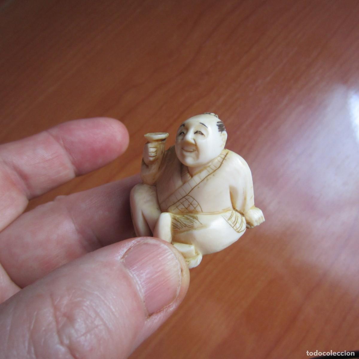 Arte: antiguo netsuke de marfil hombre con copa siglo XIX