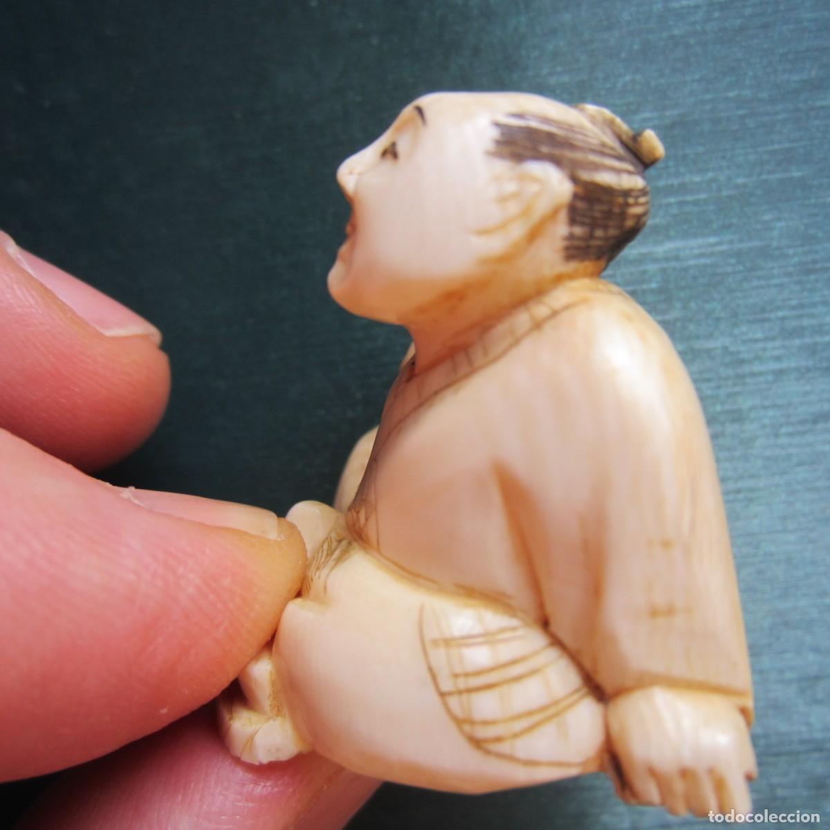 Art: antiguo netsuke de marfil hombre con copa siglo XIX