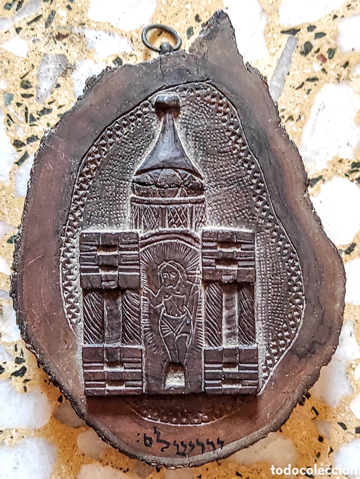 Arte: Bajo relieve con Cristo en el centro e iglesia. Escrito en hebreo Jerusal&eacute;n.