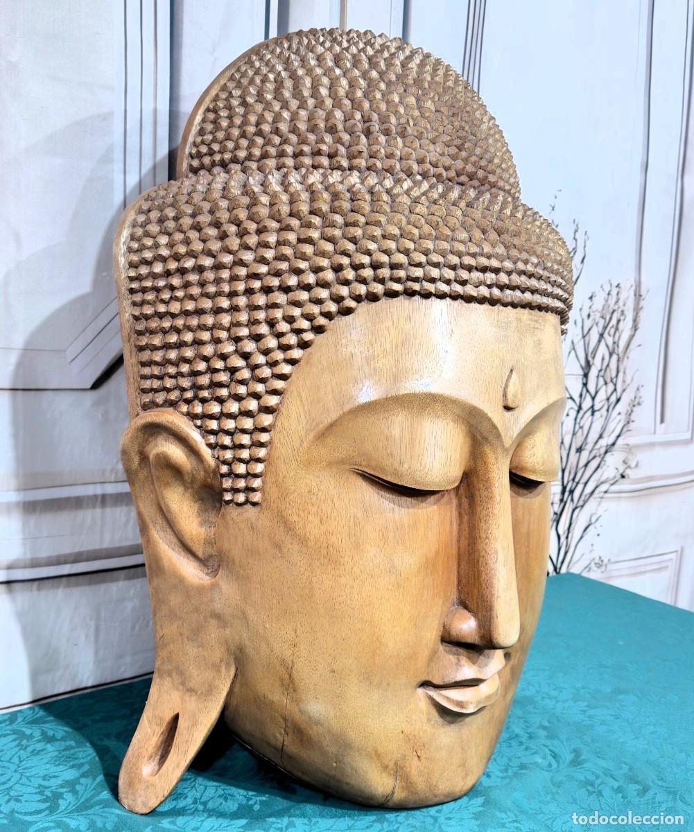 Arte: Estatua de grandes dimensiones artesanal de cabeza de Buda est&aacute; tallada en madera natural