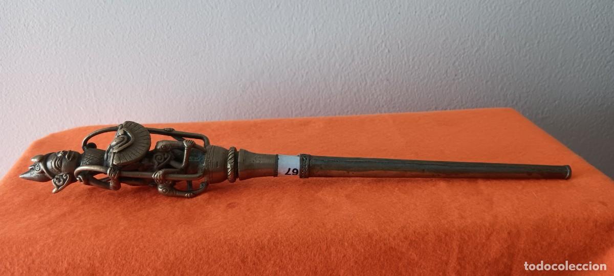 Arte: BAST&Oacute;N RITUAL O CETRO CEREMONIAL DE BRONCE ASI&Aacute;TICO CON FIGURAS TALLADAS