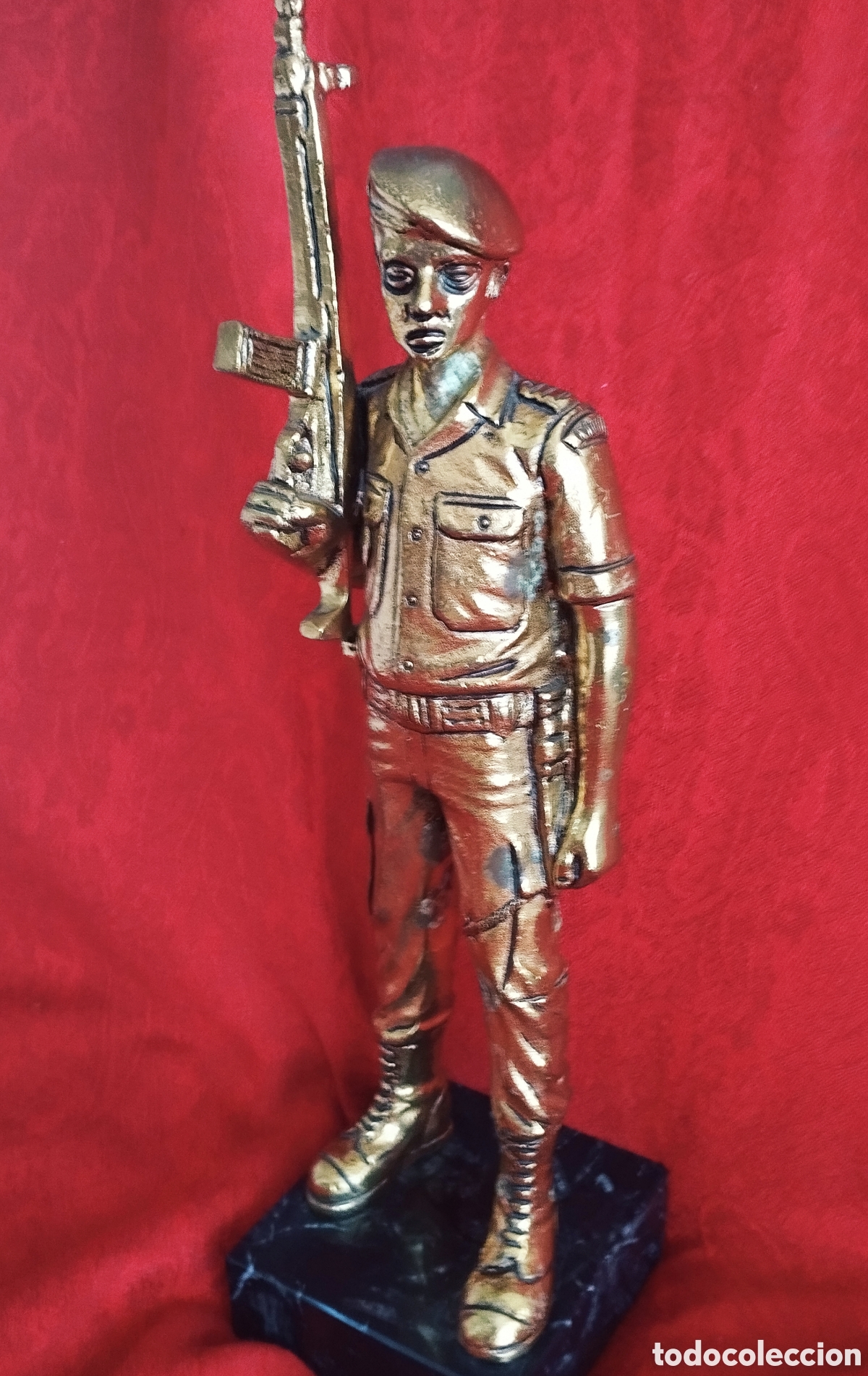 Arte: Gran Figura Polic&iacute;a Nacional Bronce.