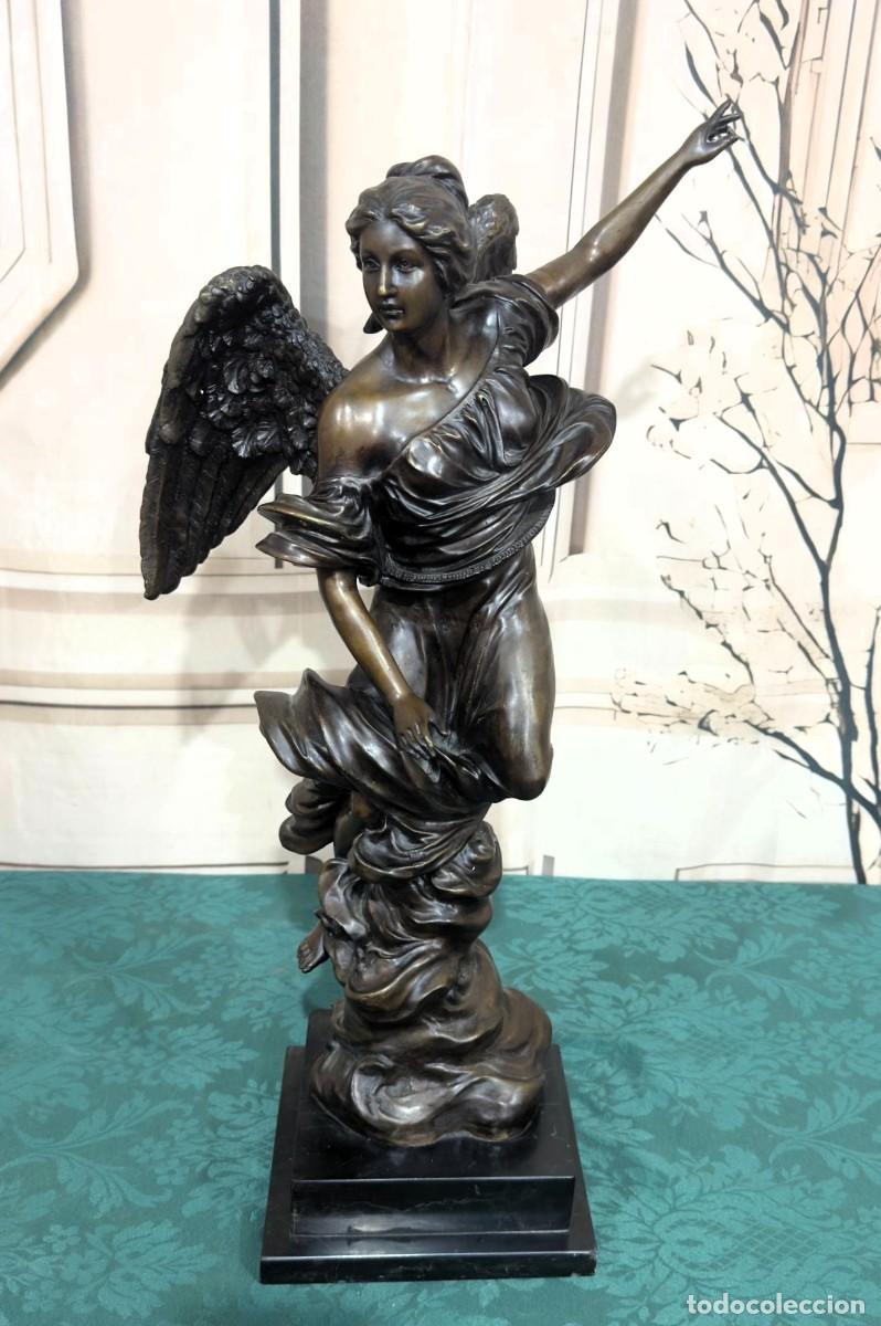 Arte: Escultura de bronce de una figura alada