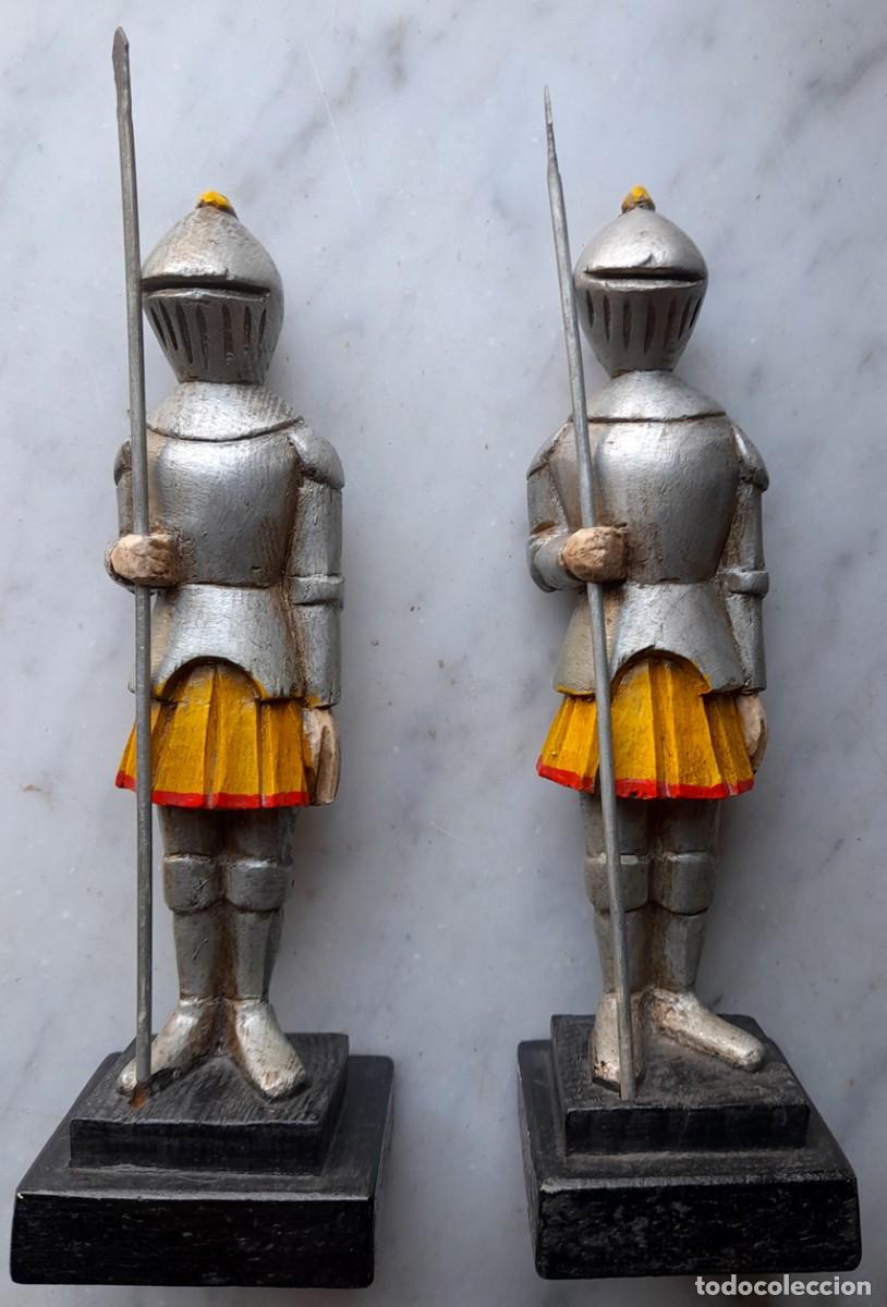 Arte: Pareja de peque&ntilde;os soldados tallados a mano en 1961.