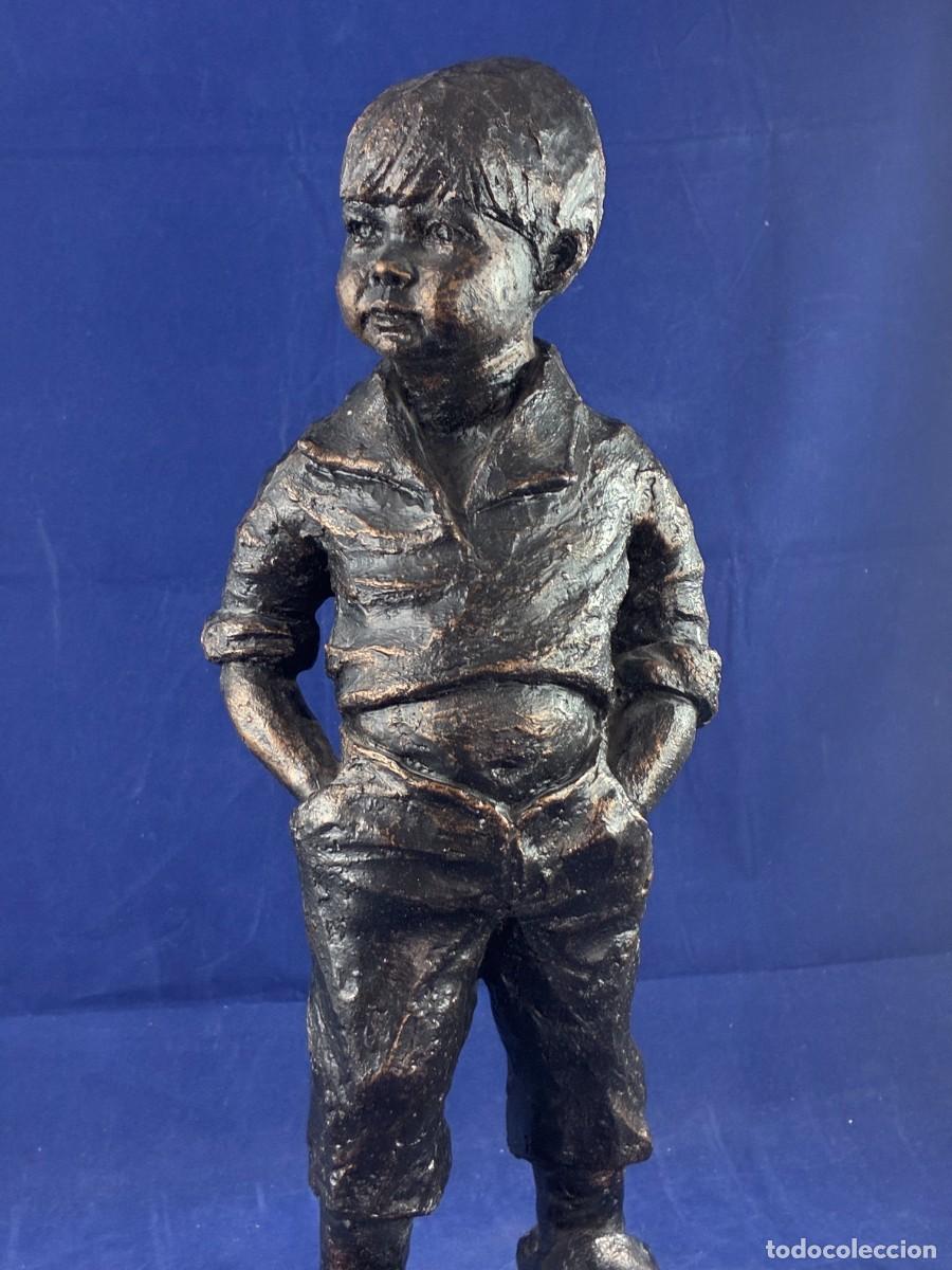 Arte: Escultura Ni&ntilde;o Con Manos En Bolsillos G. Kuken Hoel 1982 Resina Patina Bronce Muy Bueno