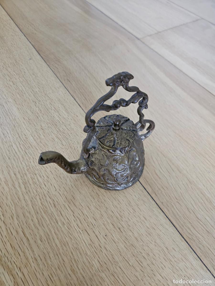 Arte: Peque&ntilde;a tetera de bronce